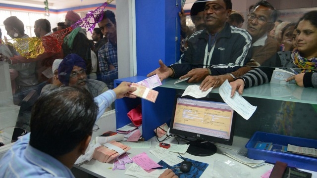 ಕೆಲಸದ ಅವಧಿ ಮುಗಿದ ಕಾರಣ ಹಣ ನೀಡಲು ನಿರಾಕರಣೆ : ಬ್ಯಾಂಕ್‌ನೊಳಗೆ ಸಿಬ್ಬಂದಿಯನ್ನು ಕೂಡಿ ಹಾಕಿದ ಗ್ರಾಹಕರು